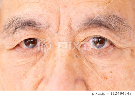 シニア男性 ビューティー 目元 アップ シニア男性 ビューティー 目元 アップ 112494548