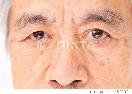 シニア男性　ビューティー　目元　アップ 112494554