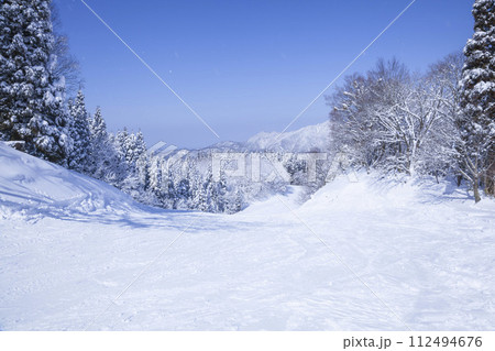 晴れた朝の氷ノ山スキー場の風景 鳥取県 若桜町 112494676