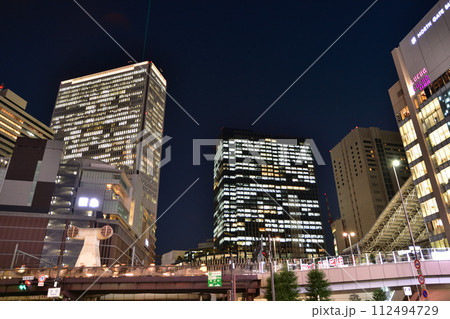 ライトアップされた夜の大阪駅前 ライトアップされた夜の大阪駅前 112494729