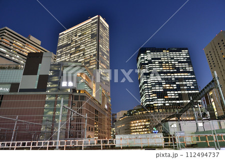 ライトアップされた夜の大阪駅前 ライトアップされた夜の大阪駅前 112494737