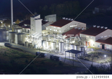 工場夜景の倉庫風景 工場夜景の倉庫風景 112494984