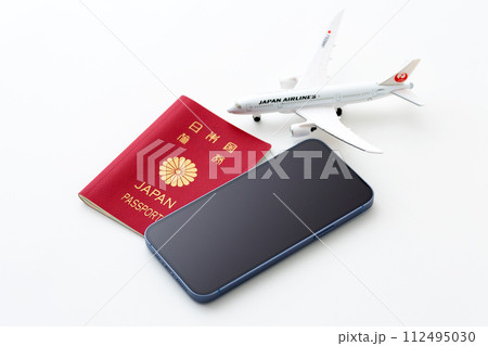 飛行機とスマホとパスポート 飛行機とスマホとパスポート 112495030