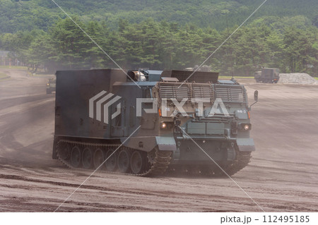 走行する陸上自衛隊99式弾薬給弾車 112495185