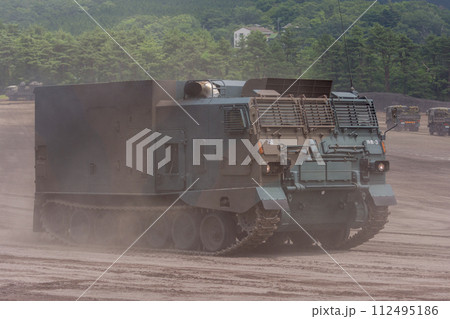 走行する陸上自衛隊99式弾薬給弾車 112495186