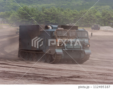 走行する陸上自衛隊99式弾薬給弾車 走行する陸上自衛隊99式弾薬給弾車 112495187