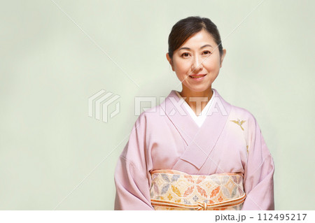 着物姿の中年女性 112495217