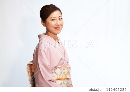 着物姿の中年女性 着物姿の中年女性 112495223