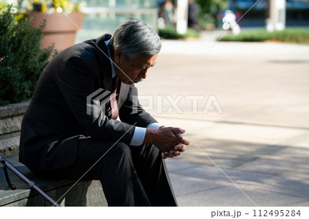 シニア男性　スーツ　座る　 112495284