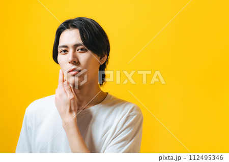 イケメン男性のポートレート　スキンケア　メンズコスメ 112495346