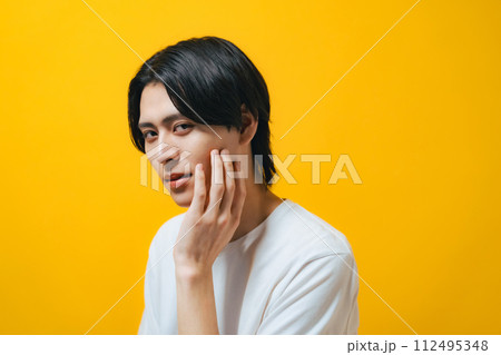 イケメン男性のポートレート スキンケア メンズコスメ イケメン男性のポートレート スキンケア メンズコスメ 112495348