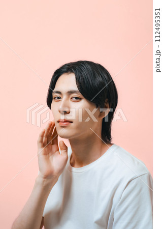 イケメン男性のポートレート スキンケア メンズコスメ イケメン男性のポートレート スキンケア メンズコスメ 112495351