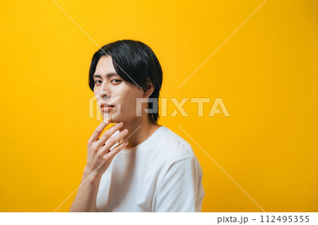 イケメン男性のポートレート スキンケア メンズコスメ イケメン男性のポートレート スキンケア メンズコスメ 112495355
