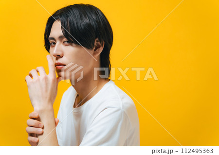 イケメン男性のポートレート　スキンケア　メンズコスメ 112495363