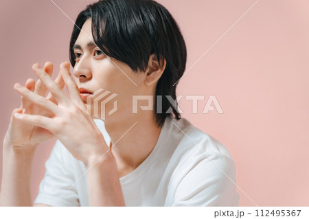 イケメン男性のポートレート　スキンケア　メンズコスメ 112495367