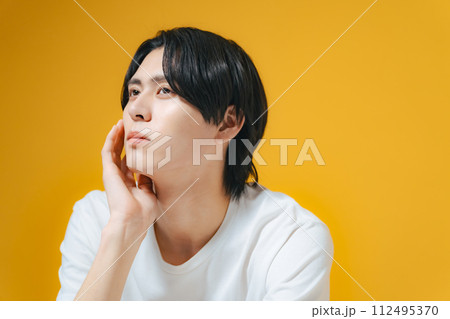 イケメン男性のポートレート スキンケア メンズコスメ イケメン男性のポートレート スキンケア メンズコスメ 112495370