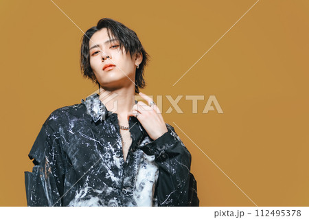 男性のファッション・美容イメージ　メンズコスメ 112495378