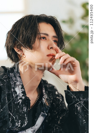 イケメン男性のポートレート 112495400