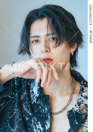 イケメン男性のポートレート イケメン男性のポートレート 112495405