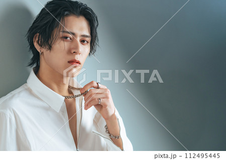 男性のファッション・美容イメージ　メンズコスメ 112495445