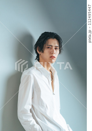 男性のファッション・美容イメージ　メンズコスメ 112495447