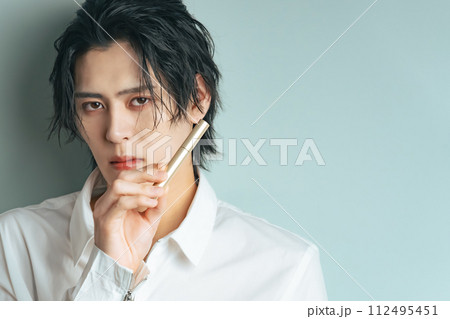 コスメを持った男性 メンズコスメ 男性用化粧品 コスメを持った男性 メンズコスメ 男性用化粧品 112495451