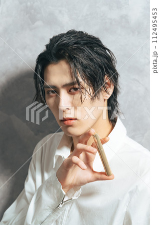 コスメを持った男性 メンズコスメ 男性用化粧品 コスメを持った男性 メンズコスメ 男性用化粧品 112495453