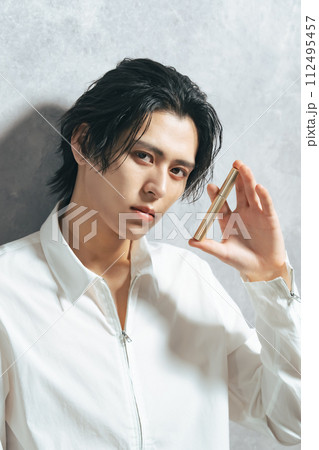 コスメを持った男性　メンズコスメ　男性用化粧品 112495457