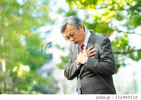 シニア男性　スーツ　心臓発作 112495518