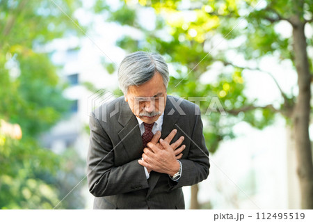 シニア男性　スーツ　心臓発作 112495519