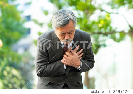 シニア男性　スーツ　心臓発作 112495520