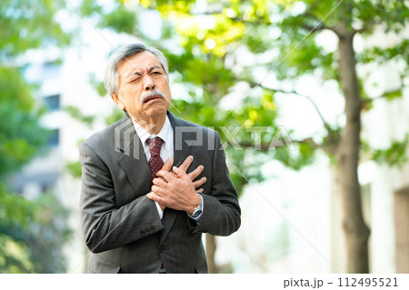 シニア男性 スーツ 心臓発作 シニア男性 スーツ 心臓発作 112495521