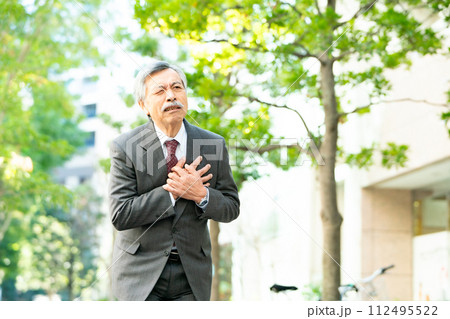 シニア男性　スーツ　心臓発作 112495522