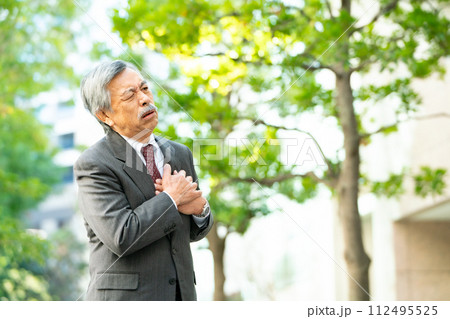 シニア男性　スーツ　心臓発作 112495525