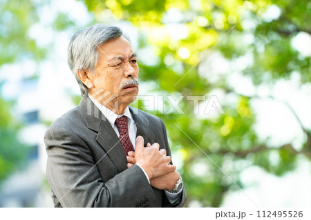 シニア男性　スーツ　心臓発作 112495526