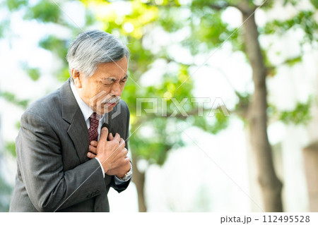 シニア男性　スーツ　心臓発作 112495528