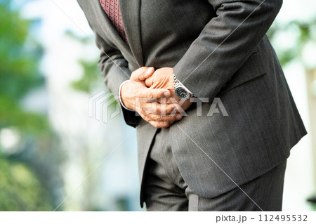 シニア男性　スーツ　腹痛　アップ 112495532