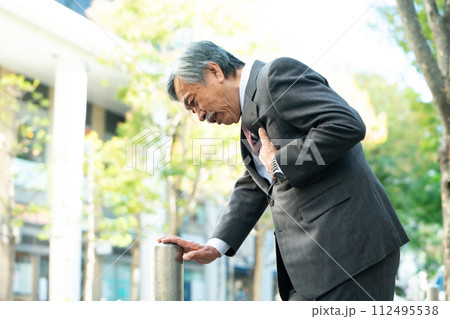 シニア男性　スーツ　心臓発作 112495538