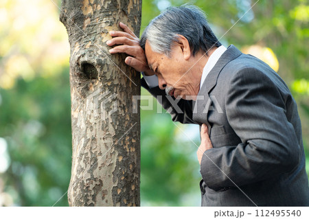 シニア男性　スーツ　心臓発作 112495540