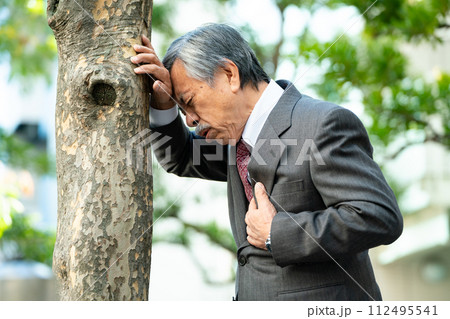 シニア男性 スーツ 心臓発作 シニア男性 スーツ 心臓発作 112495541