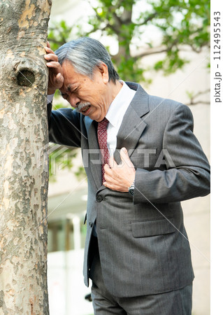 シニア男性　スーツ　心臓発作 112495543
