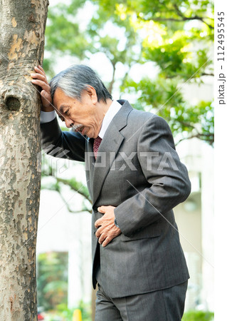 シニア男性　スーツ　腹痛　縦位置 112495545