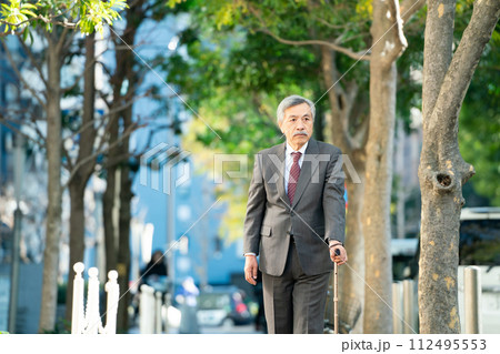 シニア男性　スーツ　杖 112495553