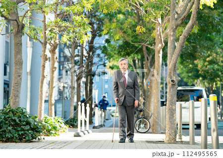 シニア男性　スーツ　杖 112495565