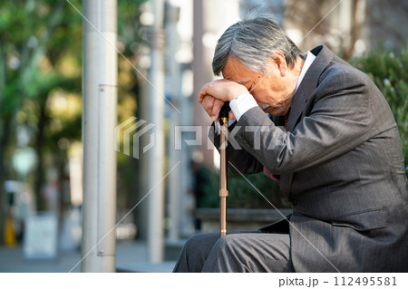 シニア男性　スーツ　杖　座る 112495581