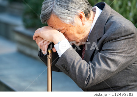 シニア男性　スーツ　杖　座る 112495582