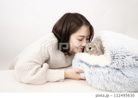 ウサギを見つめる女性 ウサギを見つめる女性 112495630