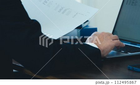 書類をスキャンする男性ビジネスマン 112495867