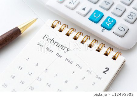 電卓と2月のカレンダー 電卓と2月のカレンダー 112495905