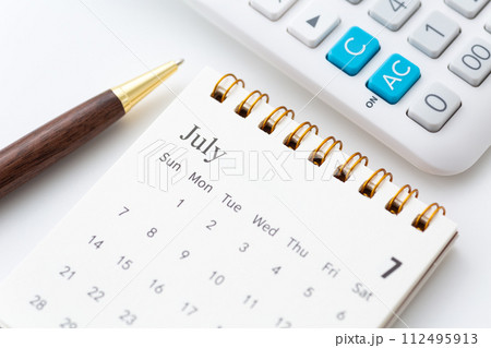 電卓と7月のカレンダー 112495913
